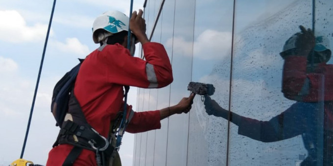 Pembersihan Fasad Kaca dan ACP di Gedung ASEEC Tower