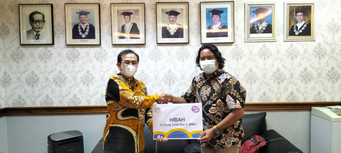 Hibah Sepeda Listrik, Dukung UNAIR Sebagai Green Campus