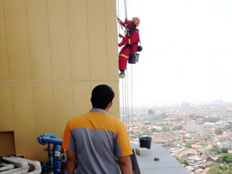 Pembersihan Fasad Kaca dan ACP di Gedung ASEEC Tower